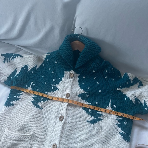 Vintage Handmade Wool Women's Sweater with Cabin and Crescent Moon Winter Scene - Picture 14 of 14